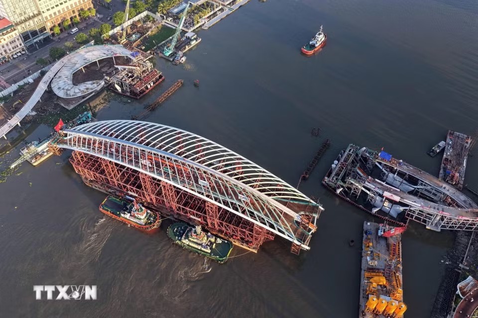 Tất cả kỹ sư, công nhân tham gia hợp long 3.400 tấn thép ở sông Sài Gòn nhận quà 300 triệu đồng - Ảnh 3.
