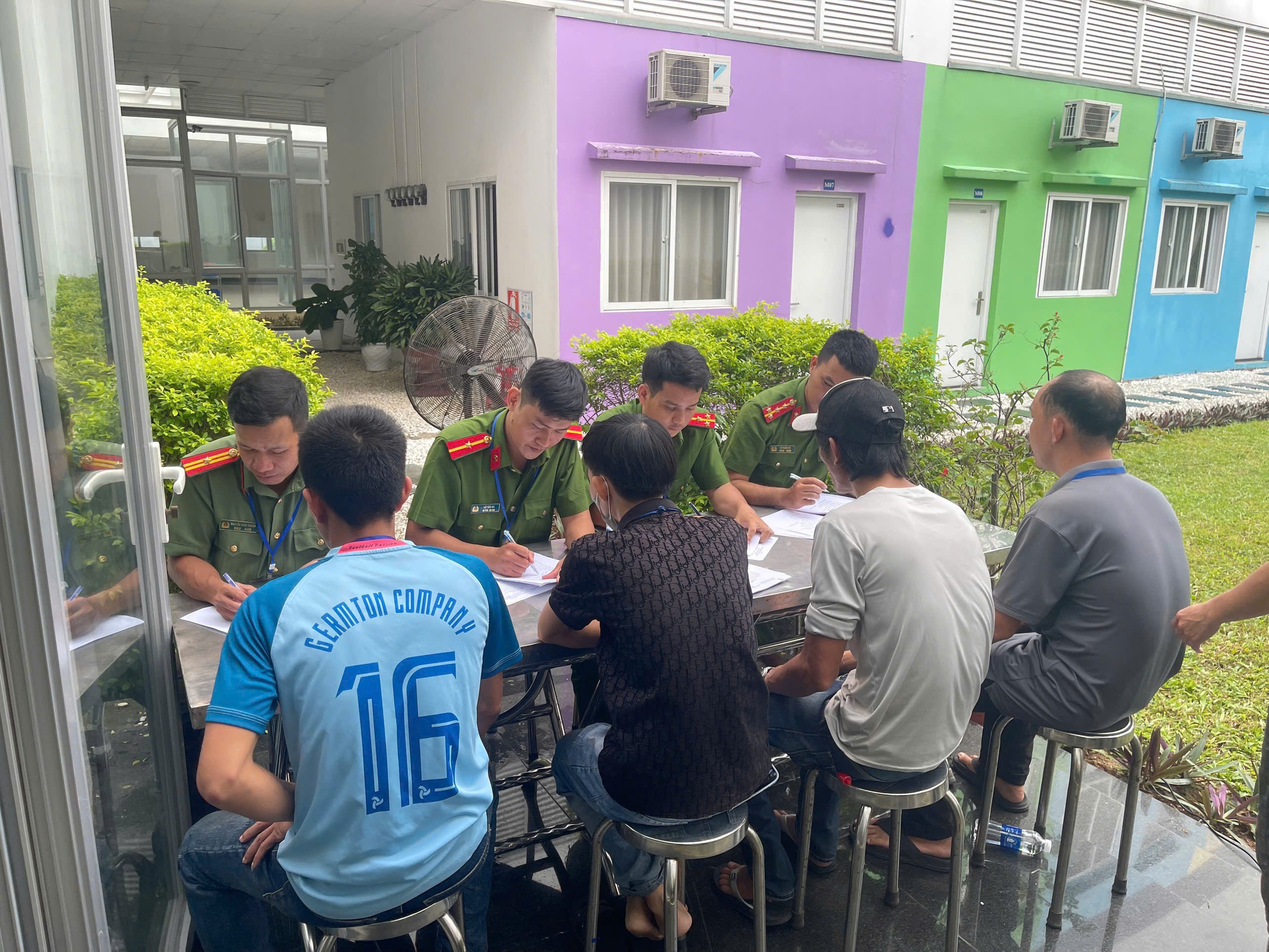 Công an kiểm tra 500 cán bộ, công nhân viên 1 công ty - Ảnh 1.