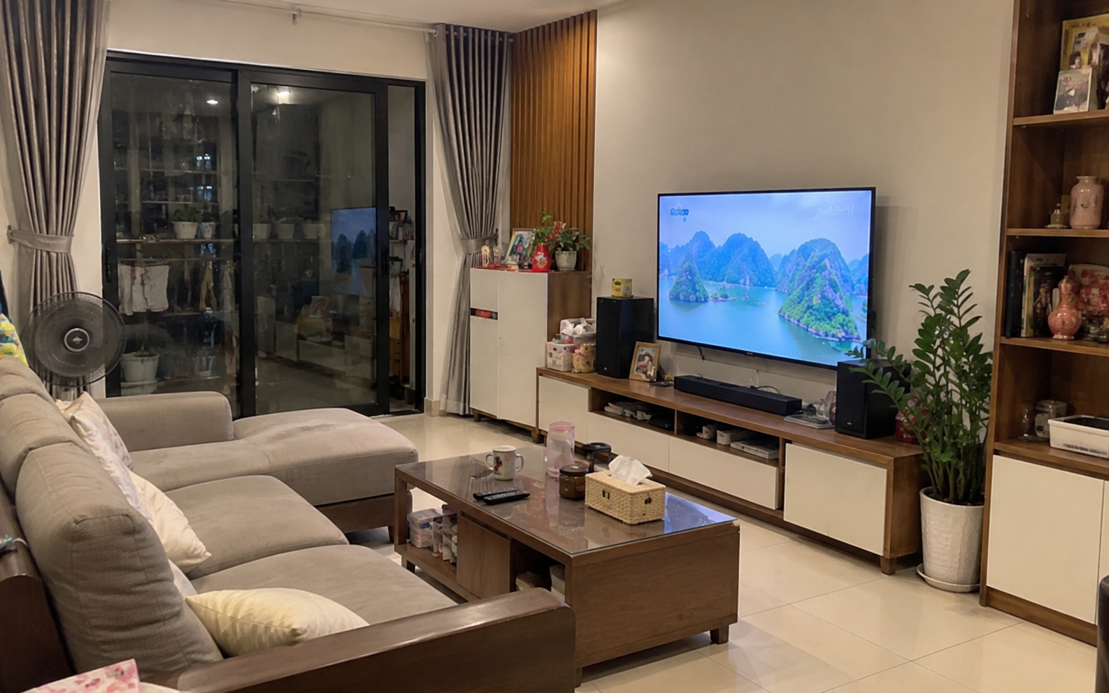 Vì sao nhiều gia đình không đặt tivi làm trung tâm phòng khách? - Ảnh 1.