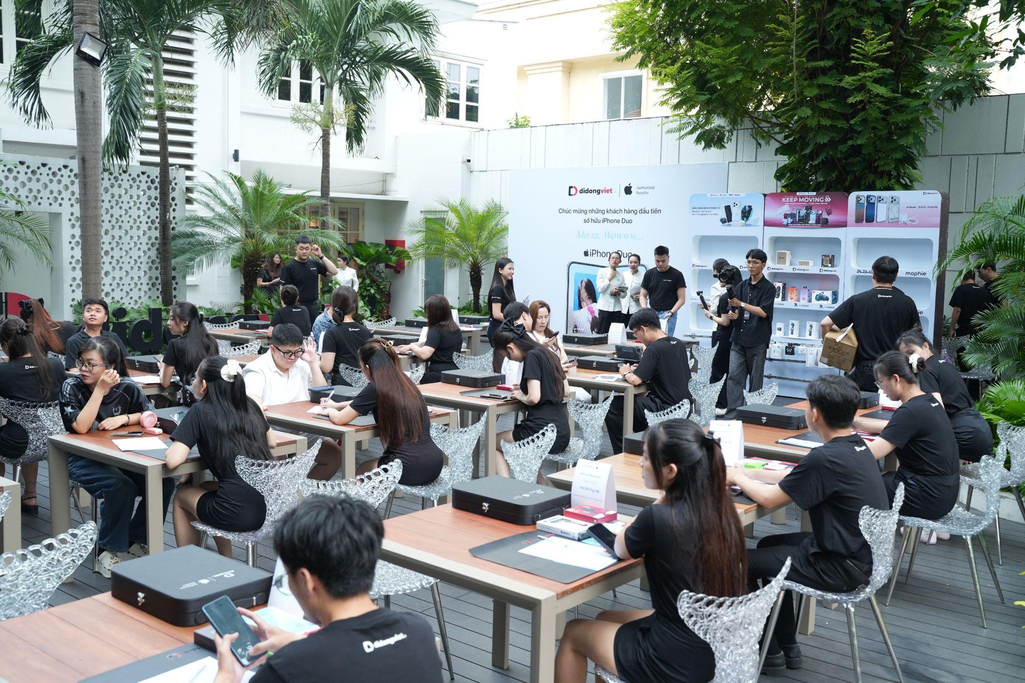 Cuối cùng ngày này cũng đến: Tận tay mẫu iPhone đắt kỷ lục ở Việt Nam! - Ảnh 1.