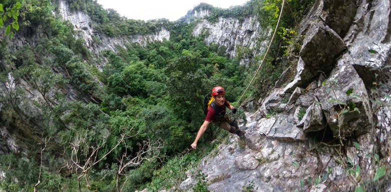 Gallery - Phát hiện hố sụt sâu 120m ở Việt Nam nhờ Google Earth, đoàn thám hiểm liền xuống đáy và thấy điều bất ngờ - image 3