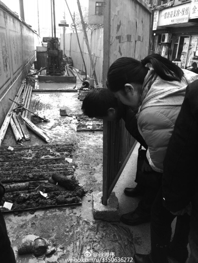 Khoan s&acirc;u 35,8m ph&aacute;t hiện kh&uacute;c gỗ &ldquo;đen s&igrave;&rdquo; d&agrave;i gần 2m - Ảnh 1.