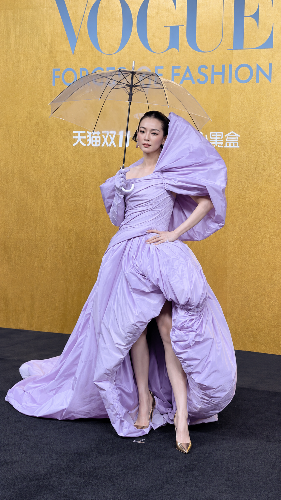 Mỹ nhân Hoa ngữ diện váy của NTK Nguyễn Phúc Tuấn trên thảm đỏ VOGUE- Ảnh 1.