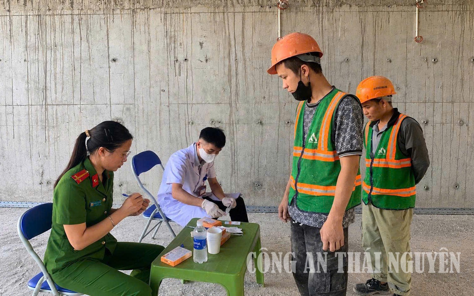 Công an kiểm tra 120 công nhân ngay tại công trường