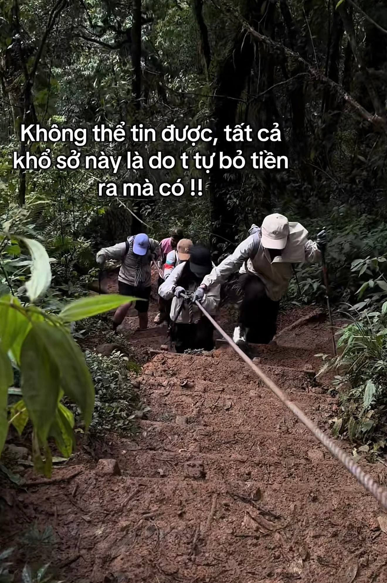 Giới trẻ rủ nhau vượt sướng leo núi, thở bình oxy ở độ cao 4.000m - Ảnh 2.