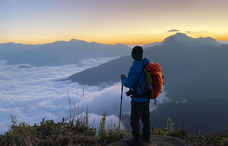 Giới trẻ rủ nhau vượt sướng leo núi, thở bình oxy ở độ cao 4.000m - Ảnh 7.