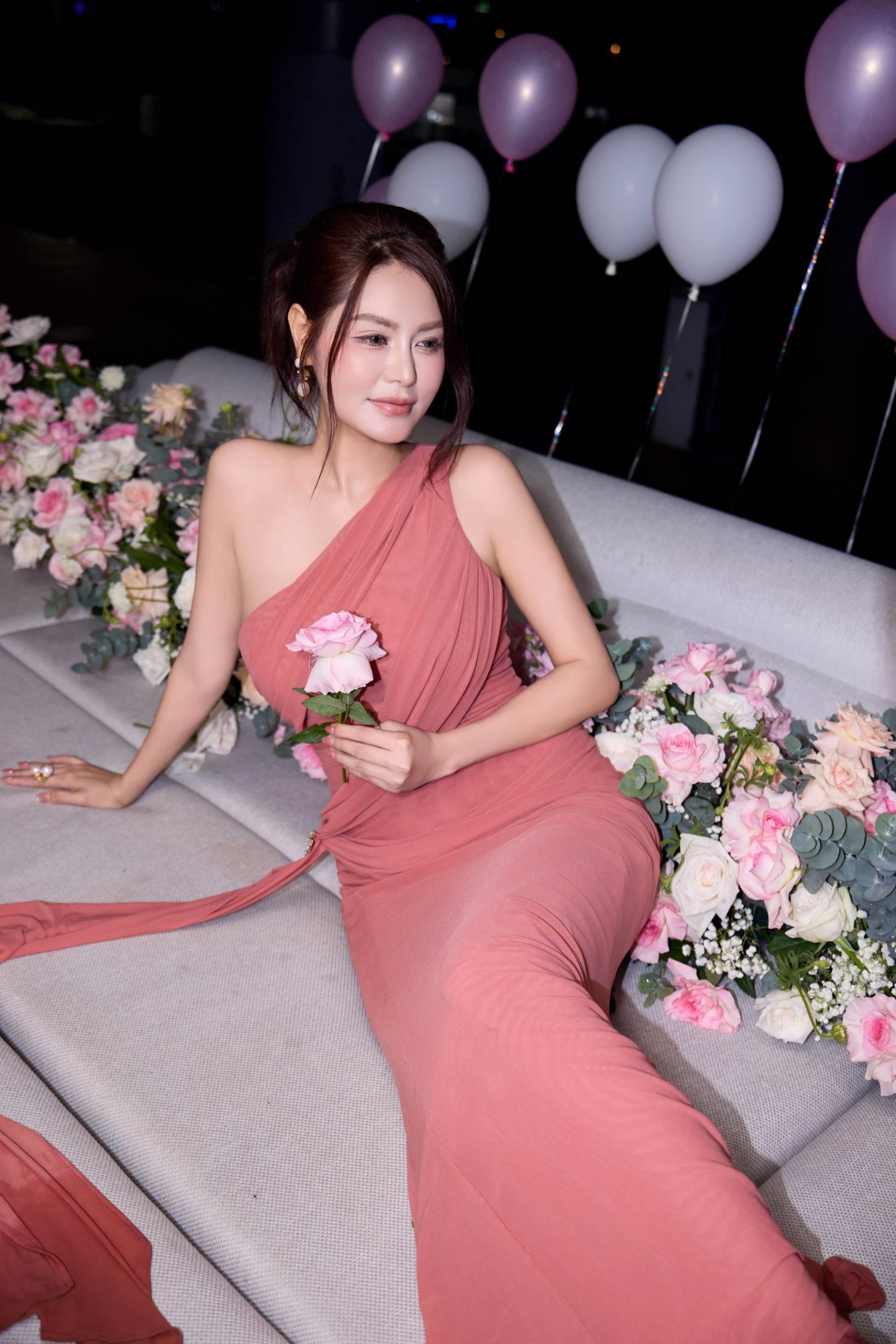 Hoa hậu Di Khả Hân diện đầm hồng ôm sát, đón tuổi mới trên du thuyền - Ảnh 1.