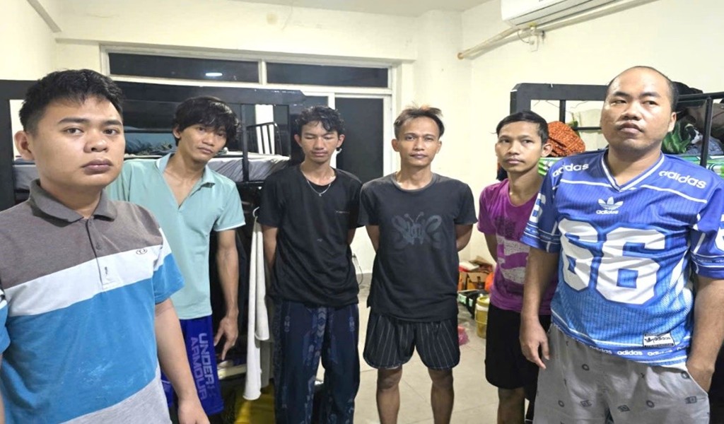 Kiểm tra đột xuất một doanh nghiệp trong khu công nghiệp - Ảnh 1.