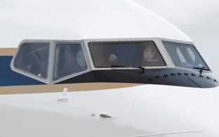 Lần đầu ti&ecirc;n c&oacute; ho&agrave;ng hậu l&agrave;m cơ trưởng, tự l&aacute;i m&aacute;y bay Boeing 737 suốt 8 tiếng chở cả đo&agrave;n c&ocirc;ng t&aacute;c
