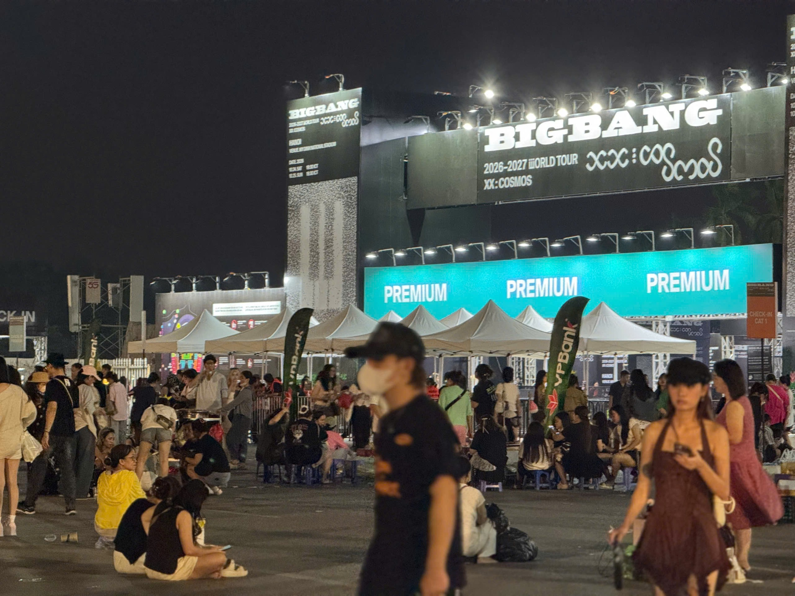 Đúng 20h38', xuất hiện nhóm người mua vé 18 triệu đồng tại concert BigBang, có người 