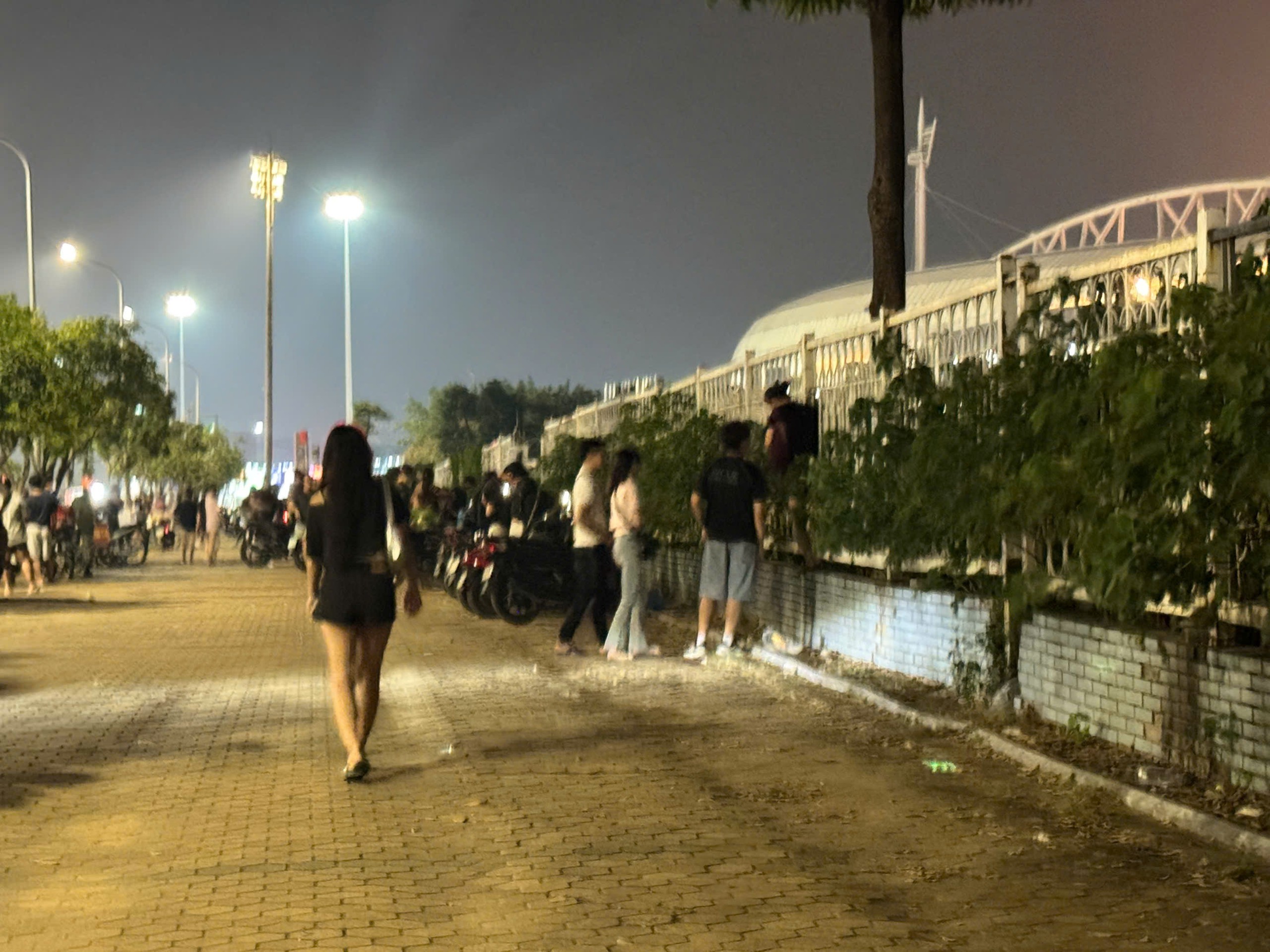 Đúng 20h38', xuất hiện nhóm người mua vé 18 triệu đồng tại concert BigBang, có người 