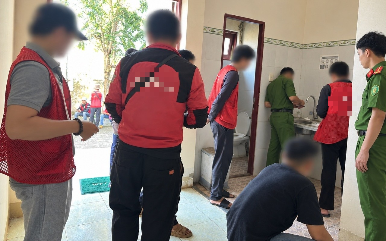 Công an bất ngờ kiểm tra 42 shipper