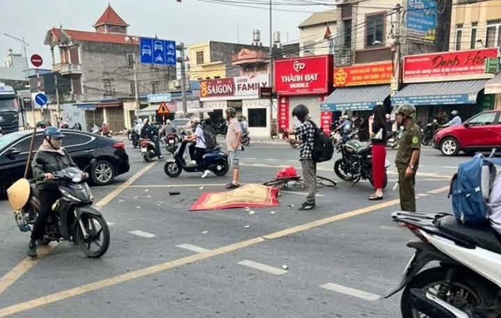 Nữ sinh tử vong thương tâm sau va chạm xe tải tại Hải Phòng sáng 26 / 10 - Ảnh 1. Nữ sinh tử vong thương tâm sau va chạm xe tải tại Hải Phòng sáng 26 / 10 - Ảnh 1.