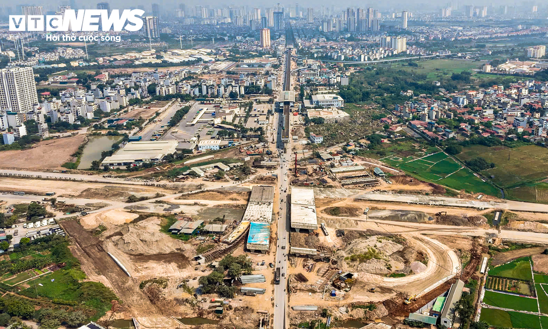 Nút giao Vành đai 4 ở cửa ngõ Tây Nam Hà Nội đang dần hoàn thiện - Ảnh 2.