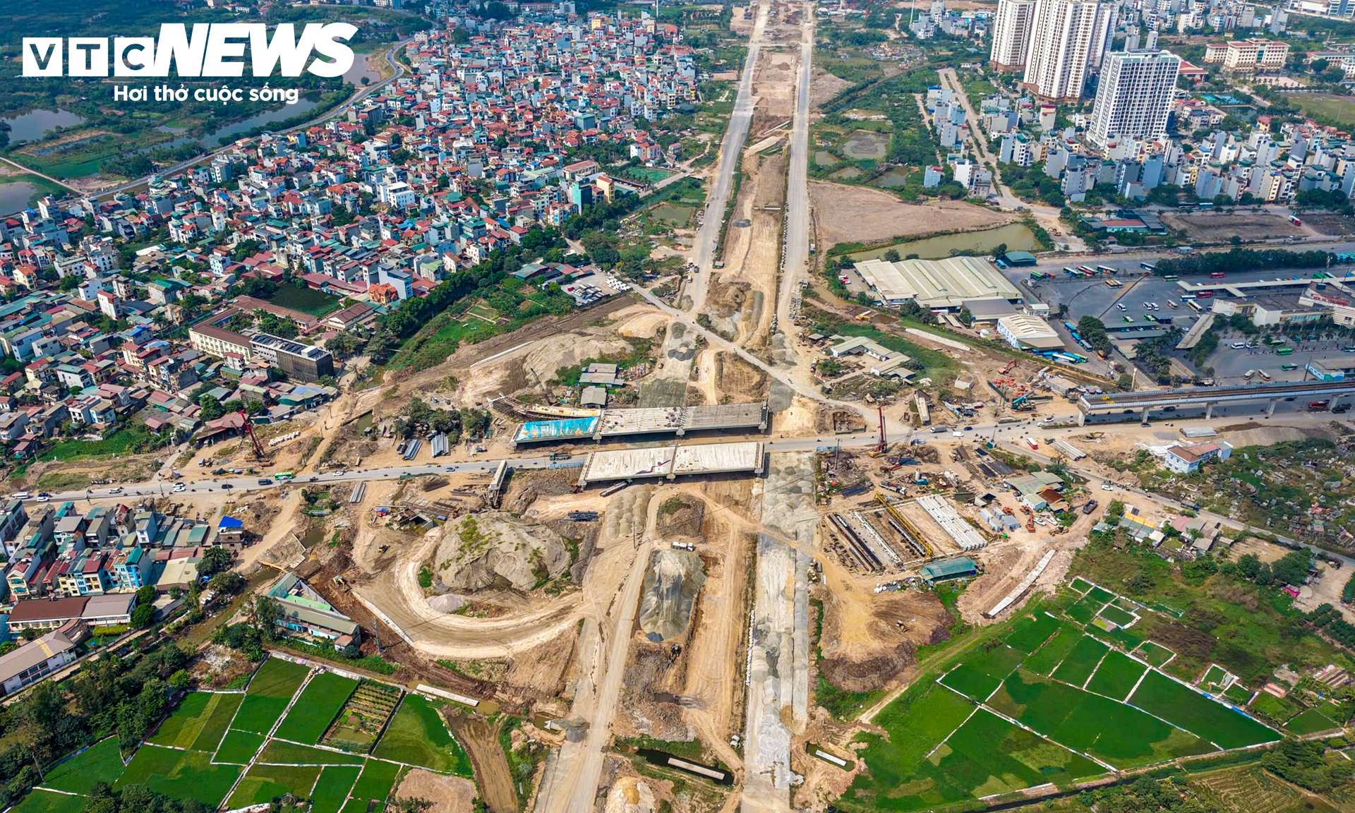 Nút giao Vành đai 4 ở cửa ngõ Tây Nam Hà Nội đang dần hoàn thiện - Ảnh 1.