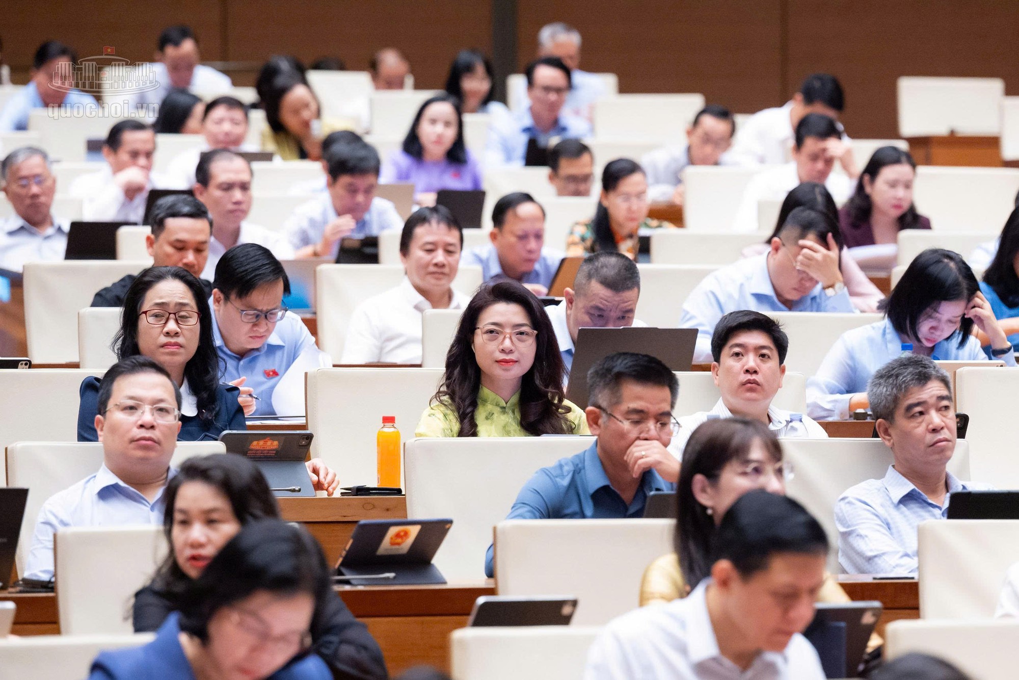 Quốc hội thảo luận đề xuất hoãn xuất cảnh với người chây ỳ nộp phạt hành chính - Ảnh 1. Quốc hội thảo luận đề xuất hoãn xuất cảnh với người chây ỳ nộp phạt hành chính - Ảnh 1.