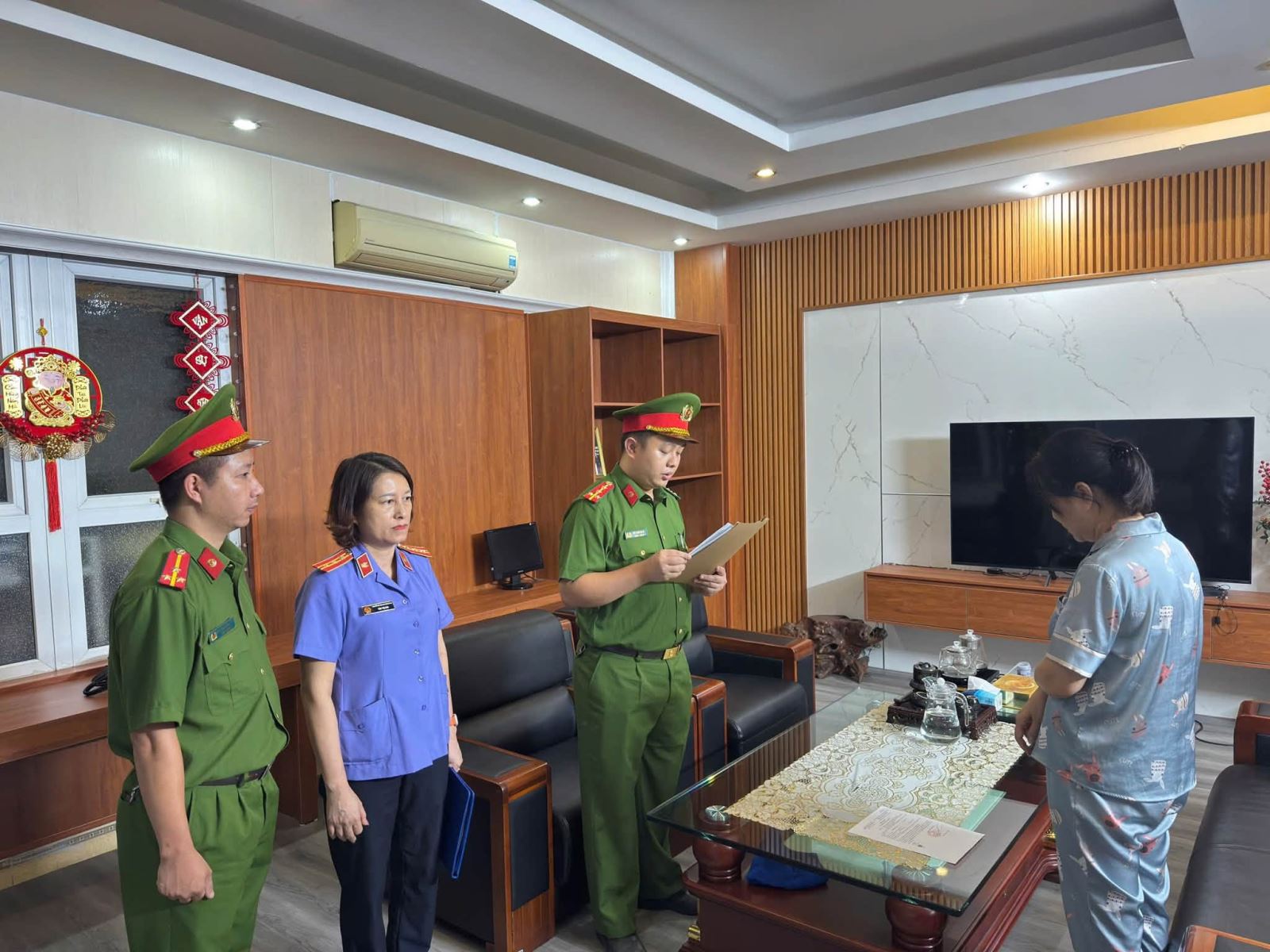 Thi hành lệnh khám xét, bắt tạm giam ông Quách Chí Lâm 62 tuổi - Ảnh 3.