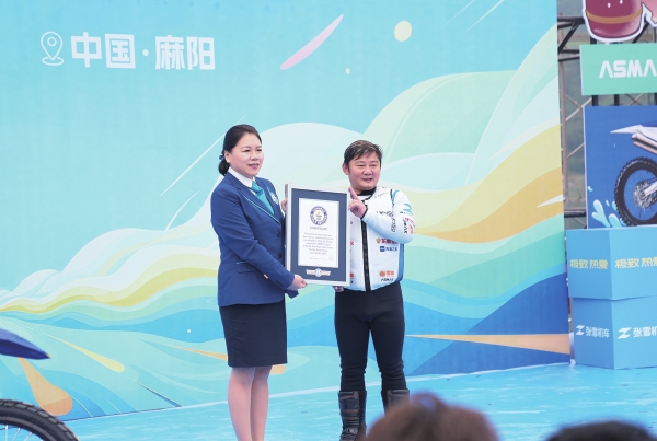 Người đàn ông lái xe máy lao xuống sông, điều xảy ra trong hơn 30 phút sau đó khiến nhiều người kinh ngạc - Ảnh 4.