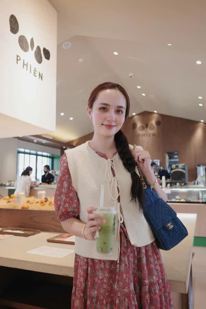 Việt Nam có 1 doanh nhân kín tiếng buôn ô tô, xe máy… mê bóng đá, là bố vợ 2 tuyển thủ quốc gia, con gái bán hàng online kiếm tiền tỷ mỗi tháng - Ảnh 9.