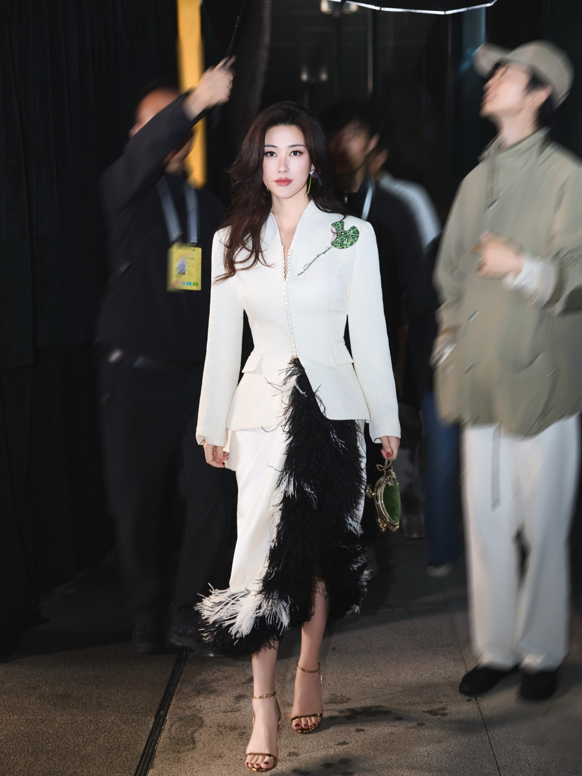 Showbiz mới có mỹ nhân 42 tuổi xứng danh tiểu thư Dior, đẹp cỡ Lưu Diệc Phi cũng phải nhường phần - Ảnh 1.