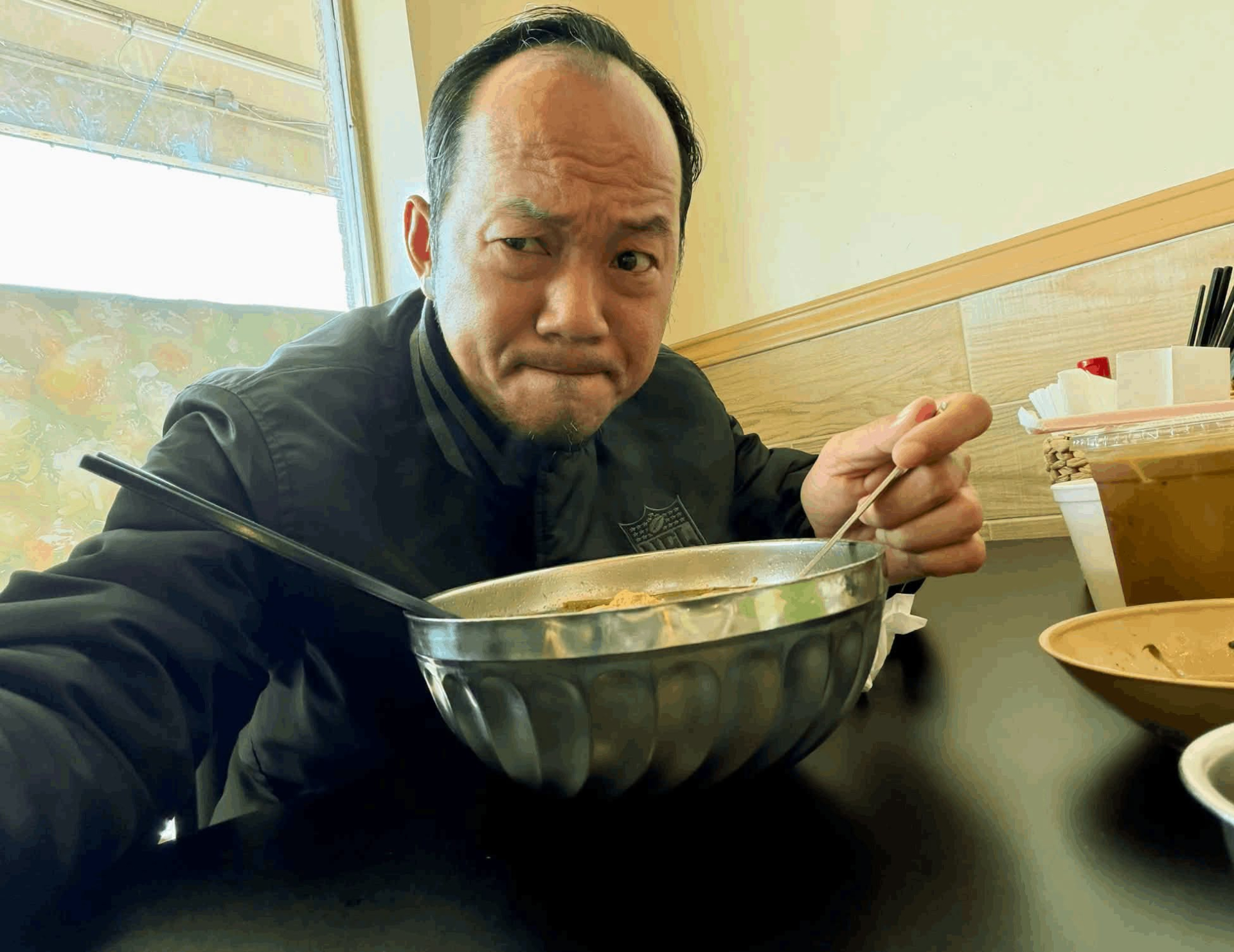 Nam nghệ sĩ SN 1976 sang Mỹ chỉ tìm quán chè, bánh mì, bún, nhắn nhủ 1 người: 