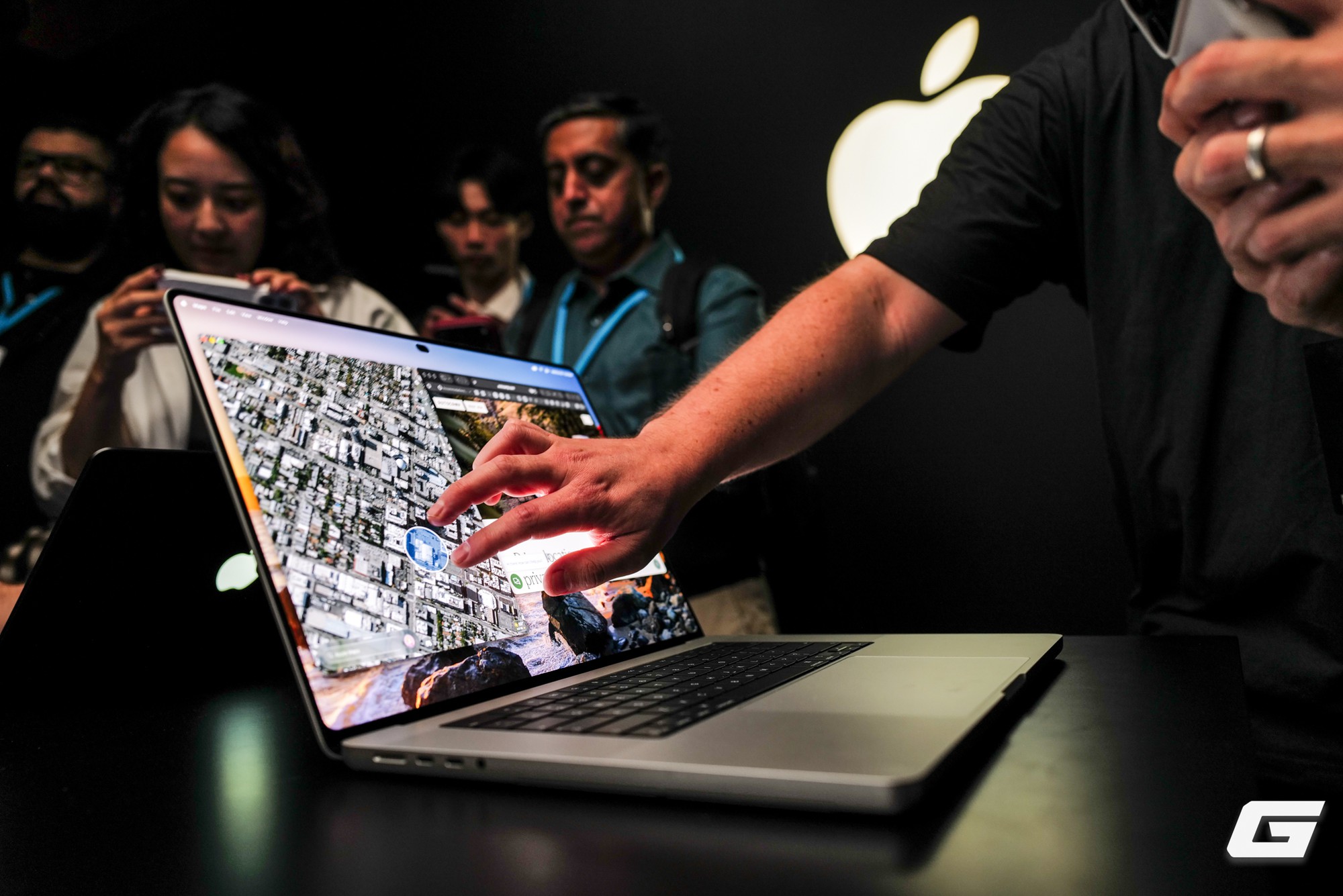 MacBook Pro cảm ứng mới 2026 với màn OLED và Dynamic Island độc đáo - Ảnh 1.