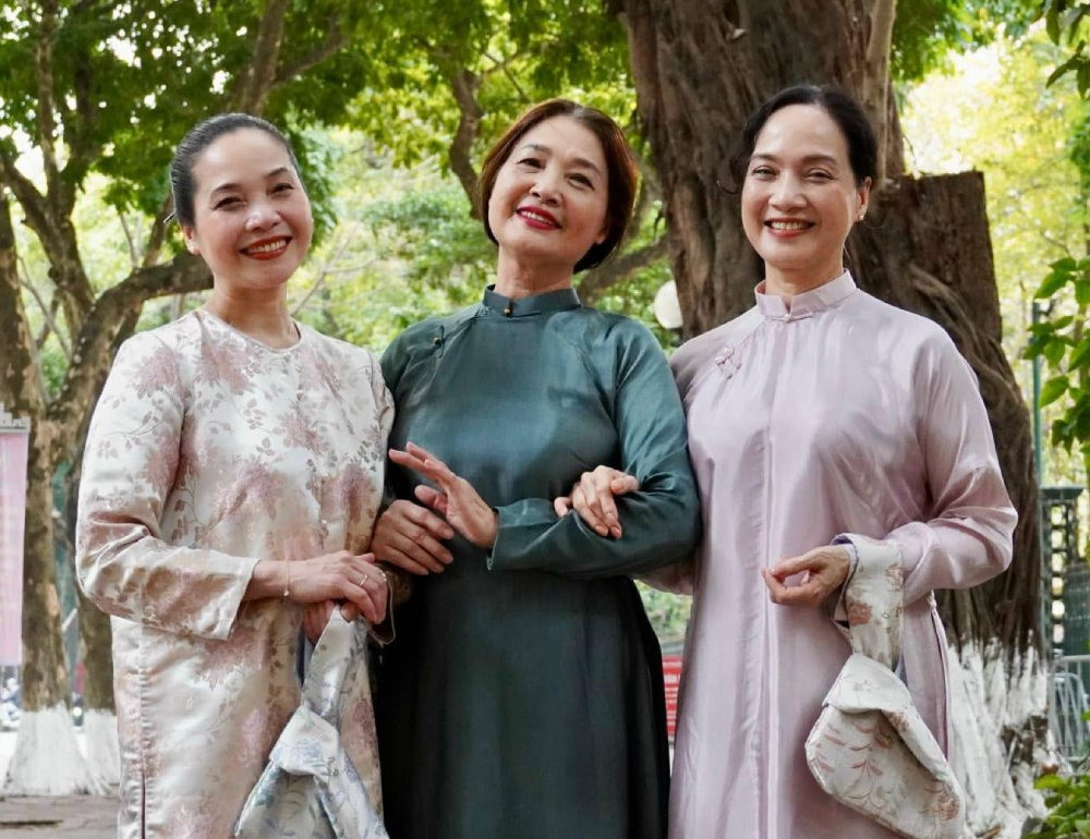 Việt Nam có 1 gia đình toàn NSND, NSƯT: 3 chị em nổi tiếng người sống trong nhà cổ 100 năm tuổi ở Hà Nội, người có nhà vườn 4.000m2 tại Pháp - Ảnh 11.