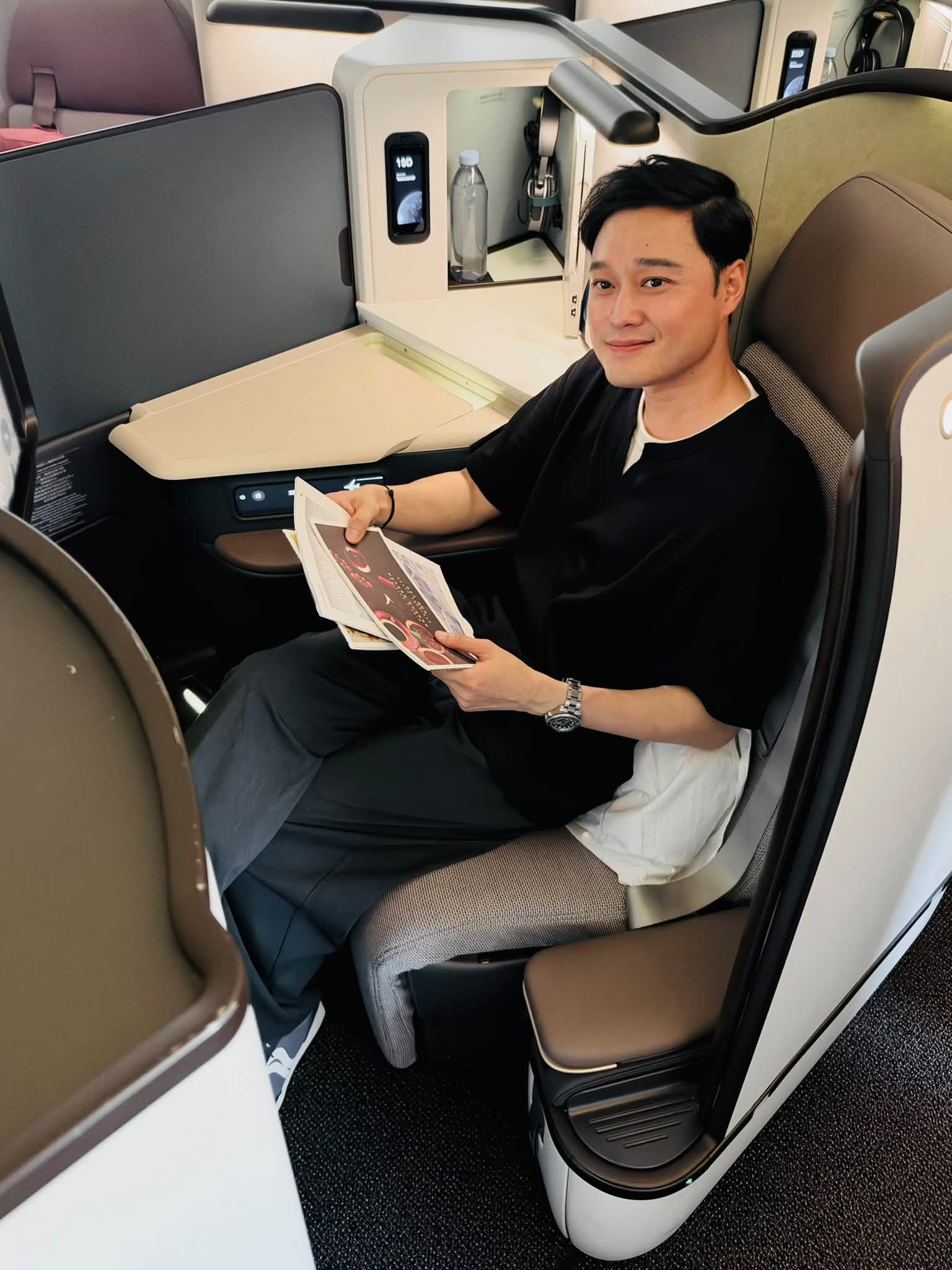 Quang Vinh rời Hong Kong đi Canada bằng hạng thương gia sau chuyến du lịch thú vị - Ảnh 2. Quang Vinh rời Hong Kong đi Canada bằng hạng thương gia sau chuyến du lịch thú vị - Ảnh 2.