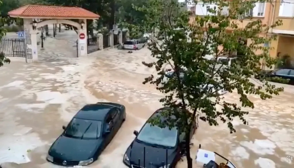 Mưa lũ kinh hoàng cuốn trôi ô tô trên đường phố châu Âu - Ảnh 2. Mưa lũ kinh hoàng cuốn trôi ô tô trên đường phố châu Âu - Ảnh 2.