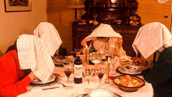 V&igrave; sao người Ph&aacute;p phải che mặt khi ăn m&oacute;n chim họa mi nướng? - Ảnh 1.
