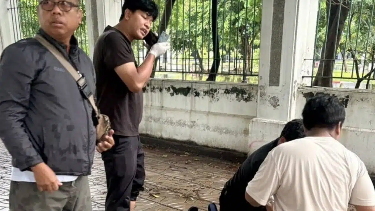 Đi ra bến xe buýt, người phụ nữ bất ngờ lăn ra tử vong, người đi đường chạy đến chứng kiến cảnh đáng sợ - Ảnh 1.
