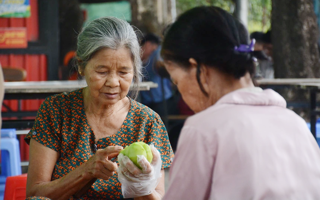 Lời khuyên cho người trung niên gặp 'may mắn hiếm có' như NSND Minh Vương