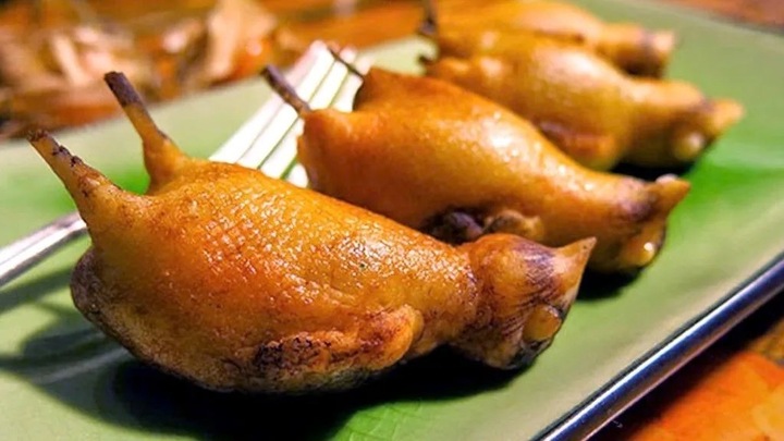 V&igrave; sao người Ph&aacute;p phải che mặt khi ăn m&oacute;n chim họa mi nướng? - Ảnh 2.