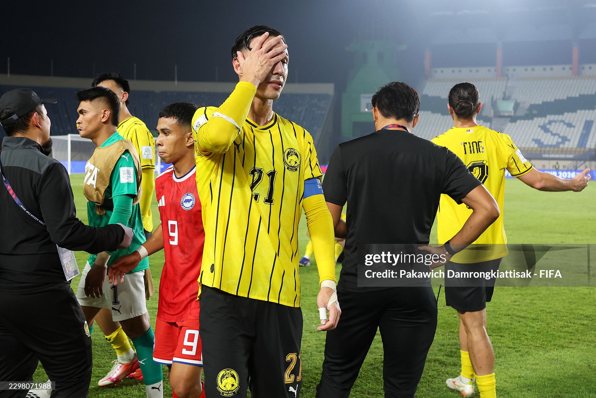 Trụ cột h&agrave;ng c&ocirc;ng phải ngồi xe lăn, tuyển Malaysia nhận liền 2 tin dữ trước ng&agrave;y đấu Việt Nam - Ảnh 2.