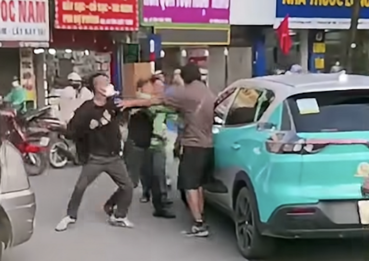 Người đ&agrave;n &ocirc;ng bị đ&aacute;nh ngay trước cổng Bệnh viện Đại học Y H&agrave; Nội g&acirc;y x&ocirc;n xao dư luận - Ảnh 1.