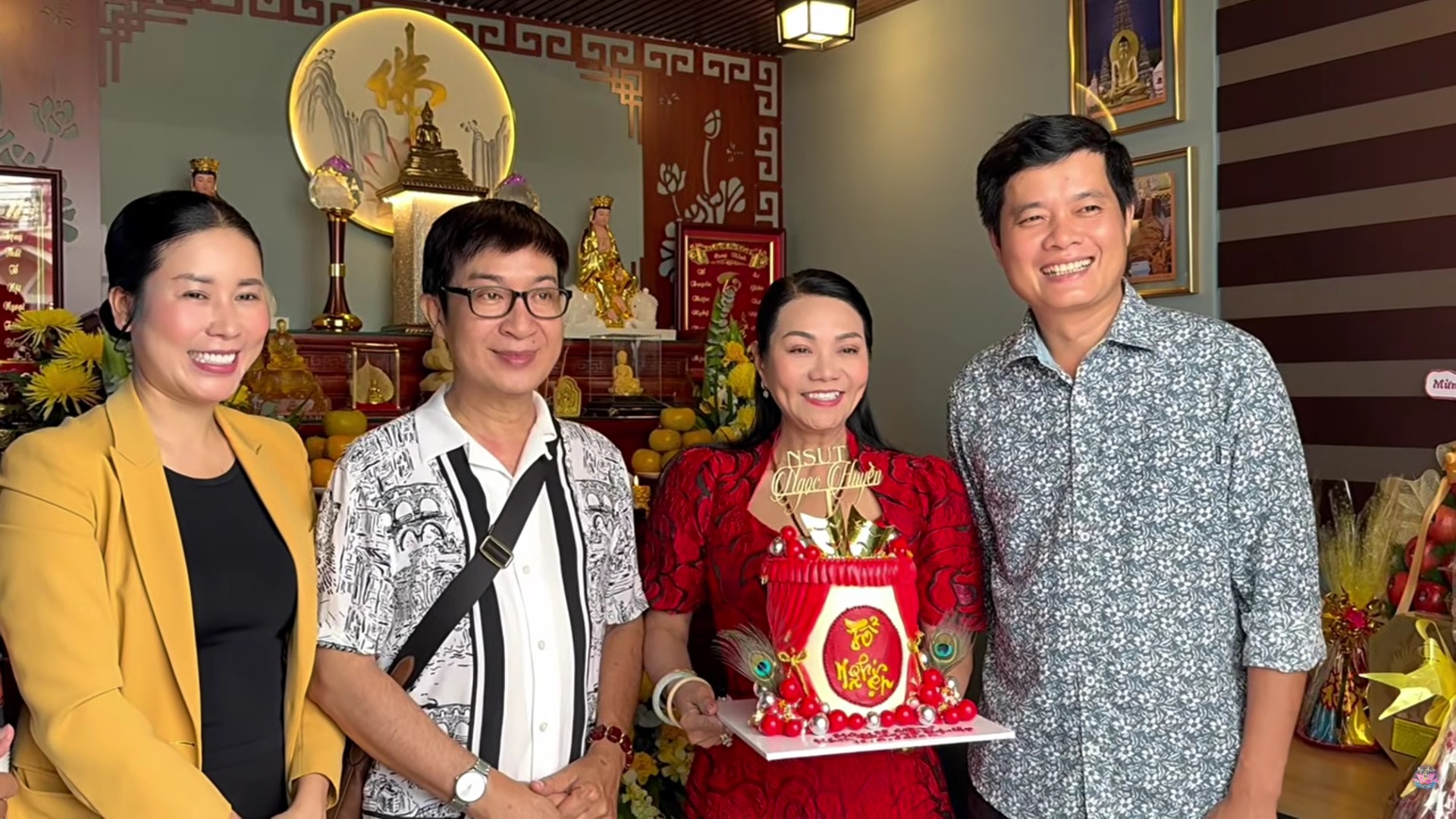 Ngọc Huyền từ Mỹ về cúng Tổ nghề , đãi tiệc cho hơn 300 người tại TP . HCM - Ảnh 1. Ngọc Huyền từ Mỹ về cúng Tổ nghề , đãi tiệc cho hơn 300 người tại TP . HCM - Ảnh 1.