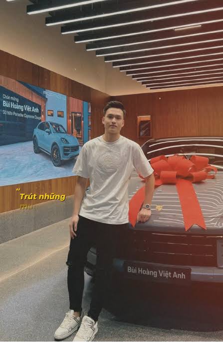 Trung vệ Bùi Hoàng Việt Anh báo hiếu bố mẹ bằng biệt thự và xe sang 2026 - Ảnh 3. Trung vệ Bùi Hoàng Việt Anh báo hiếu bố mẹ bằng biệt thự và xe sang 2026 - Ảnh 3.