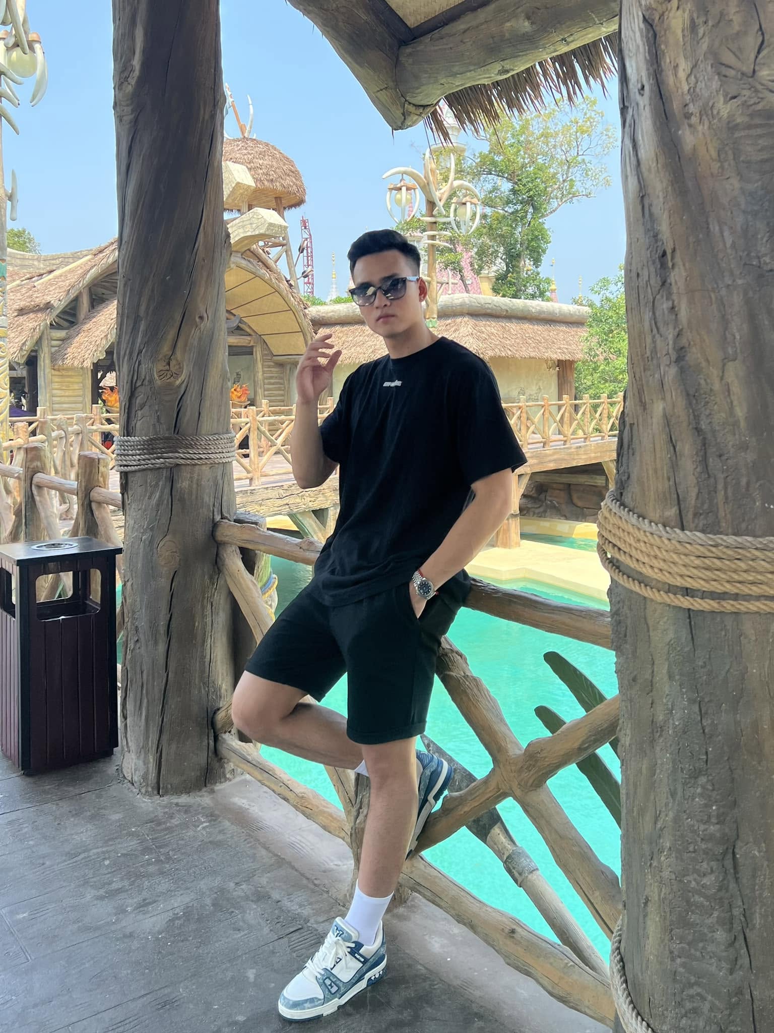 Trung vệ Bùi Hoàng Việt Anh báo hiếu bố mẹ bằng biệt thự và xe sang 2026 - Ảnh 5. Trung vệ Bùi Hoàng Việt Anh báo hiếu bố mẹ bằng biệt thự và xe sang 2026 - Ảnh 5.