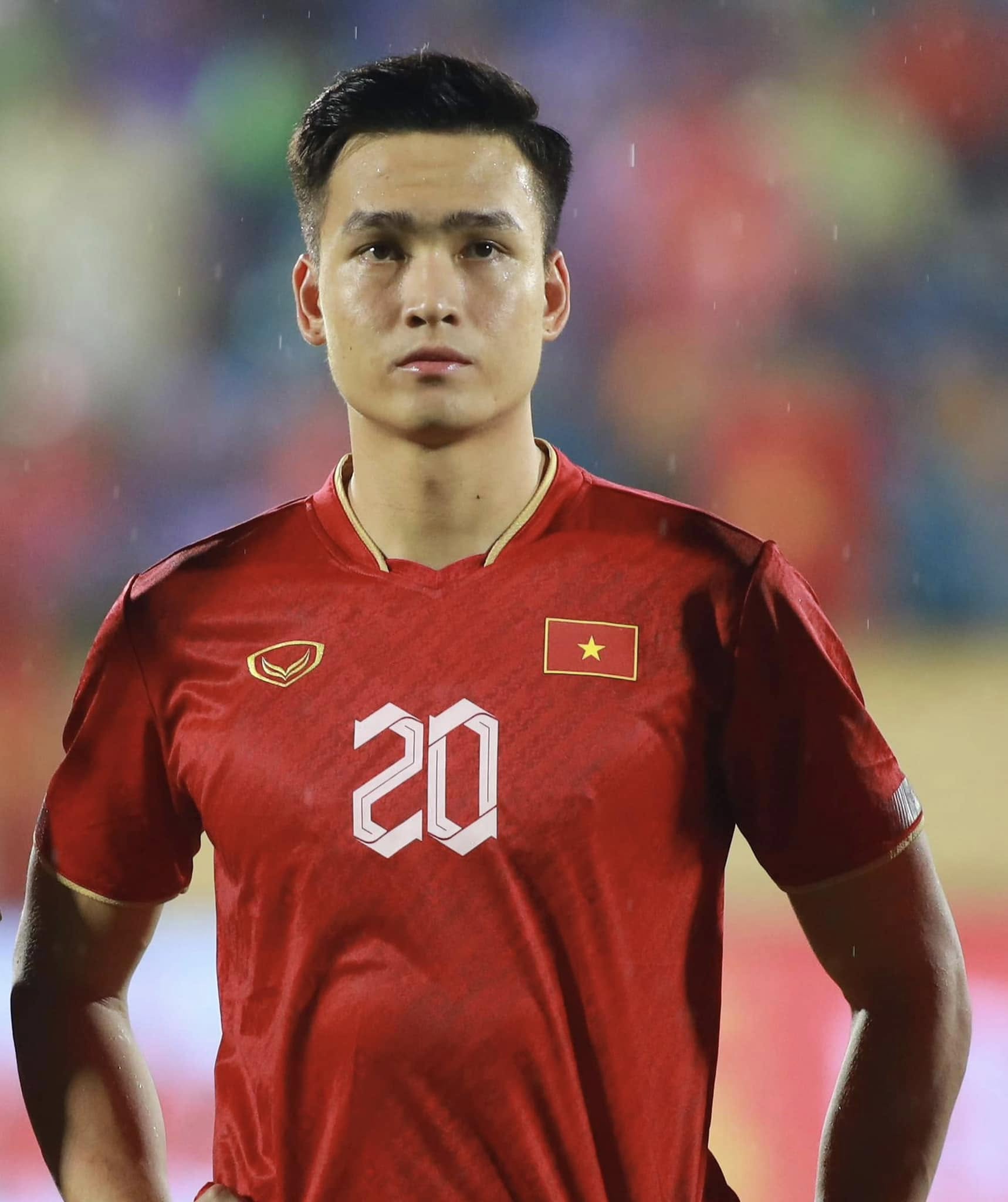 Trung vệ Bùi Hoàng Việt Anh báo hiếu bố mẹ bằng biệt thự và xe sang 2026 - Ảnh 2. Trung vệ Bùi Hoàng Việt Anh báo hiếu bố mẹ bằng biệt thự và xe sang 2026 - Ảnh 2.