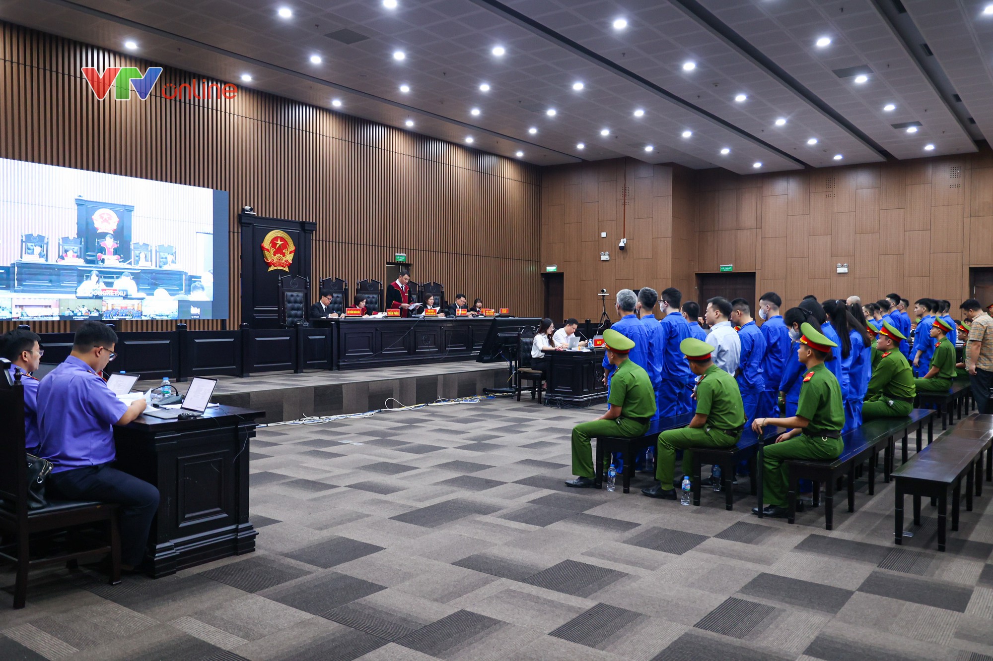 Bạn gái Phó Đức Nam khai cất giữ triệu USD và vàng tại nhà trong vụ án rửa tiền - Ảnh 4. Bạn gái Phó Đức Nam khai cất giữ triệu USD và vàng tại nhà trong vụ án rửa tiền - Ảnh 4.