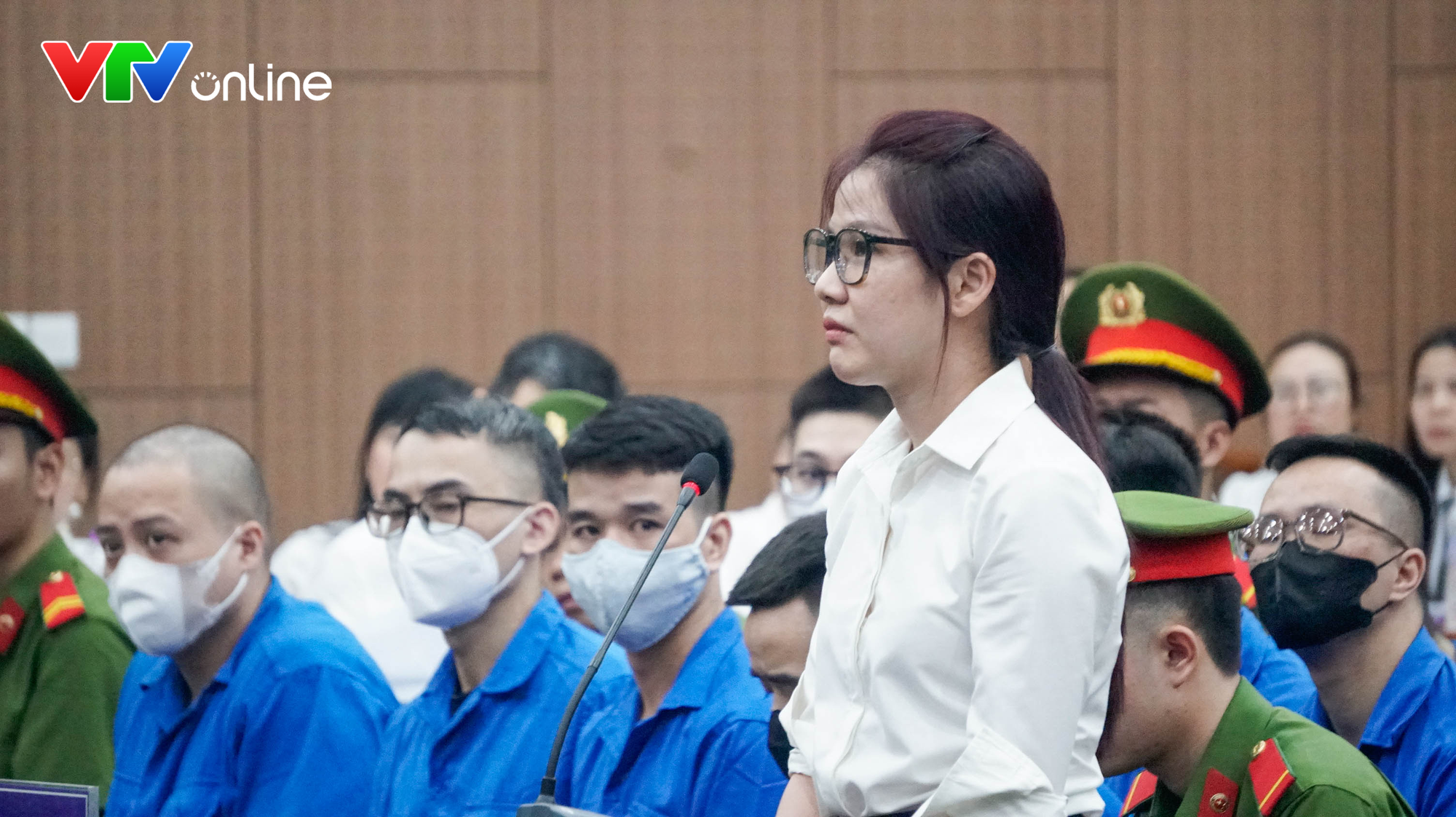 Bạn gái Phó Đức Nam khai cất giữ triệu USD và vàng tại nhà trong vụ án rửa tiền - Ảnh 3. Bạn gái Phó Đức Nam khai cất giữ triệu USD và vàng tại nhà trong vụ án rửa tiền - Ảnh 3.