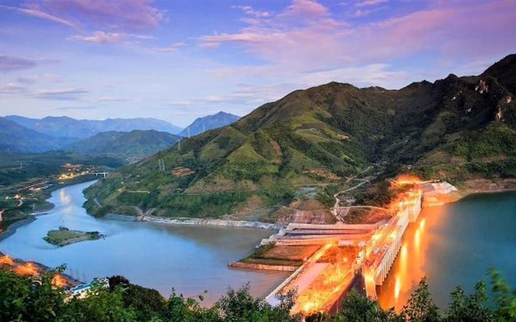 Phát hiện bản làng gần 60 hộ ở Việt Nam, mái đá phủ đầy "vảy cá", mùa nước nổi đẹp tựa tranh thủy mặc