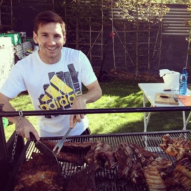 Messi và niềm đam mê với thịt nướng asado trong văn hóa Argentina - Ảnh 1. Messi và niềm đam mê với thịt nướng asado trong văn hóa Argentina - Ảnh 1.