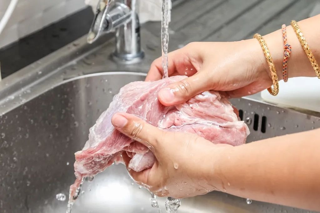 Lời khuy&ecirc;n an to&agrave;n cho gia đ&igrave;nh về việc rửa thịt trước khi nấu - Ảnh 1.