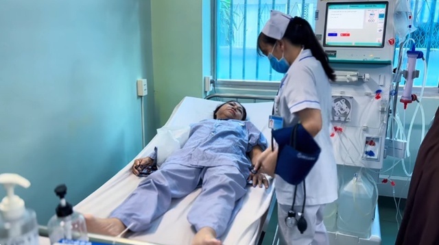 Siu Black Từ s&acirc;n khấu lớn trở về qu&ecirc; nh&agrave; b&aacute;n đồ ăn tại Kon Tum - Ảnh 4.