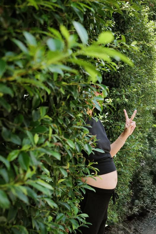 Nhan Ph&uacute;c Vinh chăm s&oacute;c Khả Ng&acirc;n như em b&eacute; trong thời kỳ mang bầu - Ảnh 2.