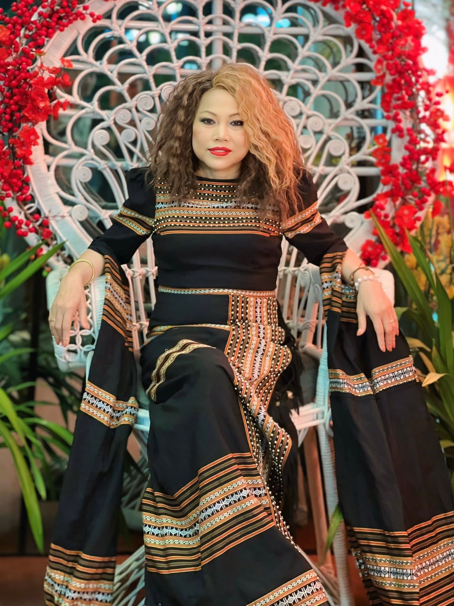 Siu Black Từ s&acirc;n khấu lớn trở về qu&ecirc; nh&agrave; b&aacute;n đồ ăn tại Kon Tum - Ảnh 1.