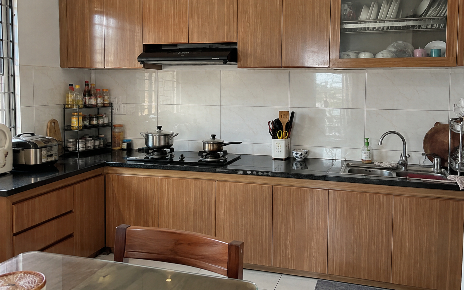 Ph&aacute;t hiện ng&ocirc;i l&agrave;ng gần 1.000 n&oacute;c nh&agrave;, trẻ nhỏ tới người gi&agrave; đều dễ bắt gặp cảnh cầm cọ: C&aacute;ch H&agrave; Nội 70km - Ảnh 1.