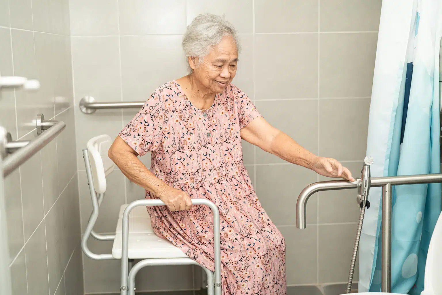 Nguy cơ té ngã khi người cao tuổi dậy đi vệ sinh ban đêm - Ảnh 2.