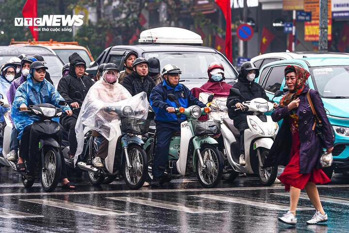 Dự b&aacute;o thời tiết ng&agrave;y 5 / 10: Mưa lạnh miền Bắc v&agrave; nguy cơ d&ocirc;ng lốc - Ảnh 1.